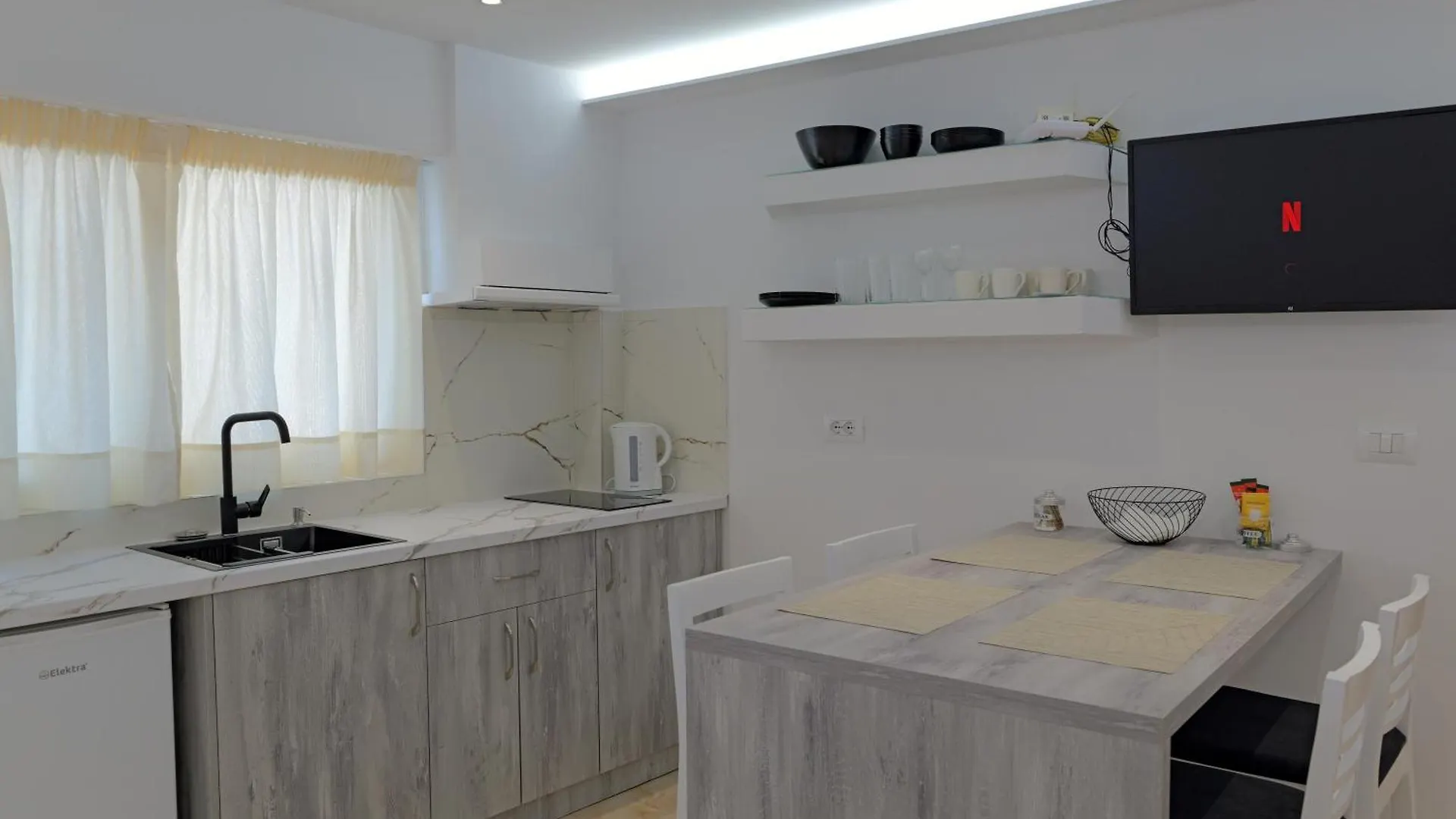Livia'S Guesthouse Ksamil 0*,
