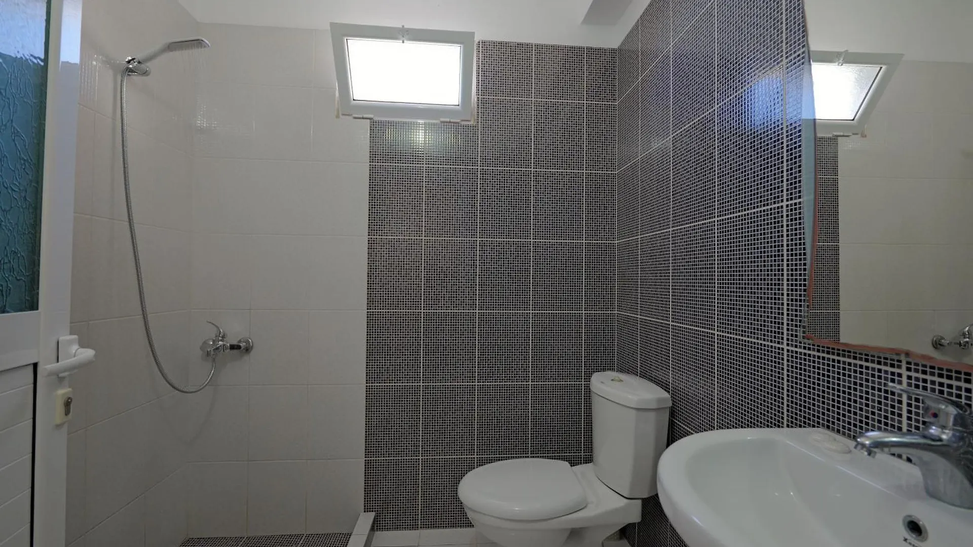 Livia'S Guesthouse Ksamil